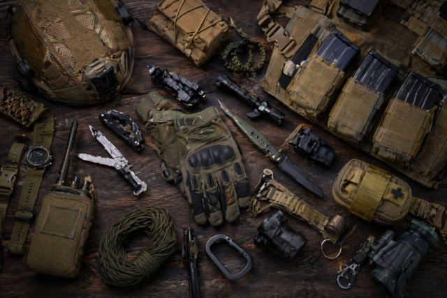 Układ sprzętu taktycznego na drewnie